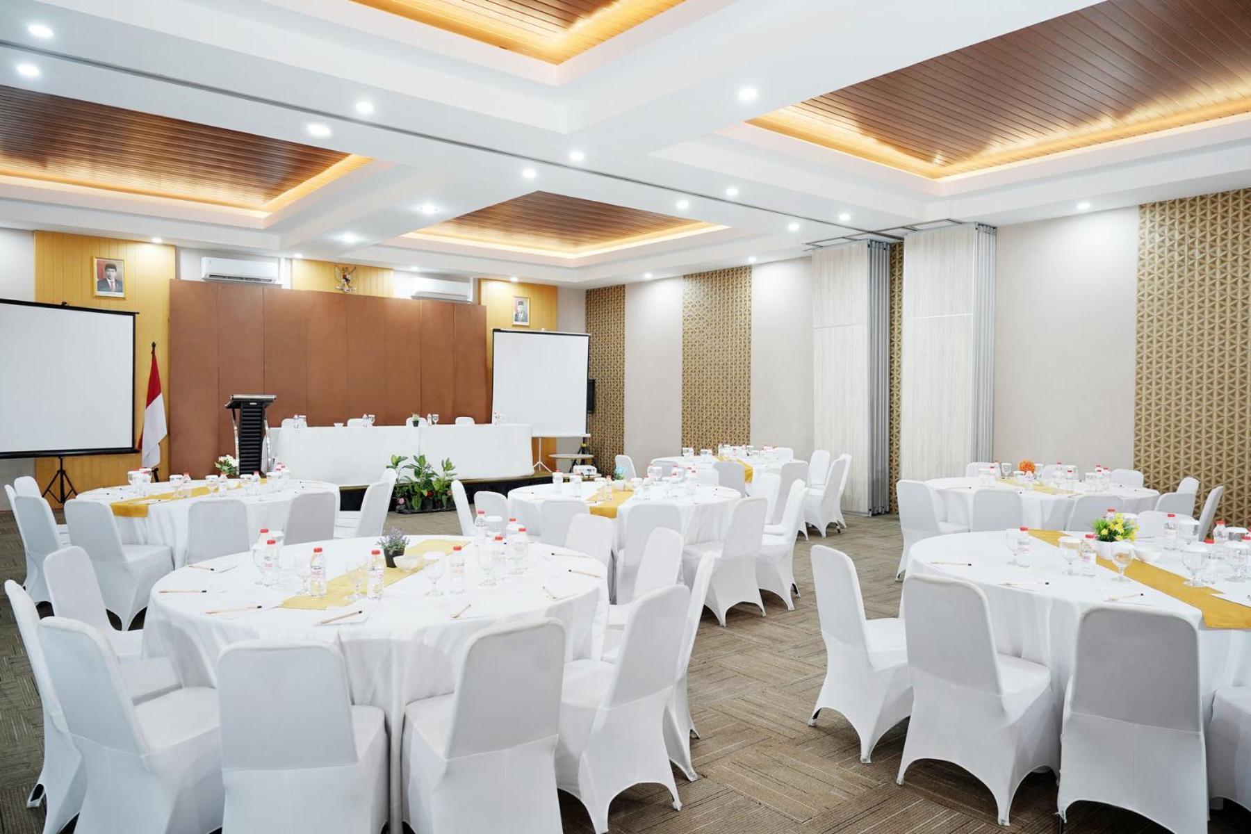 Front One Hotel Sragen Exterior photo