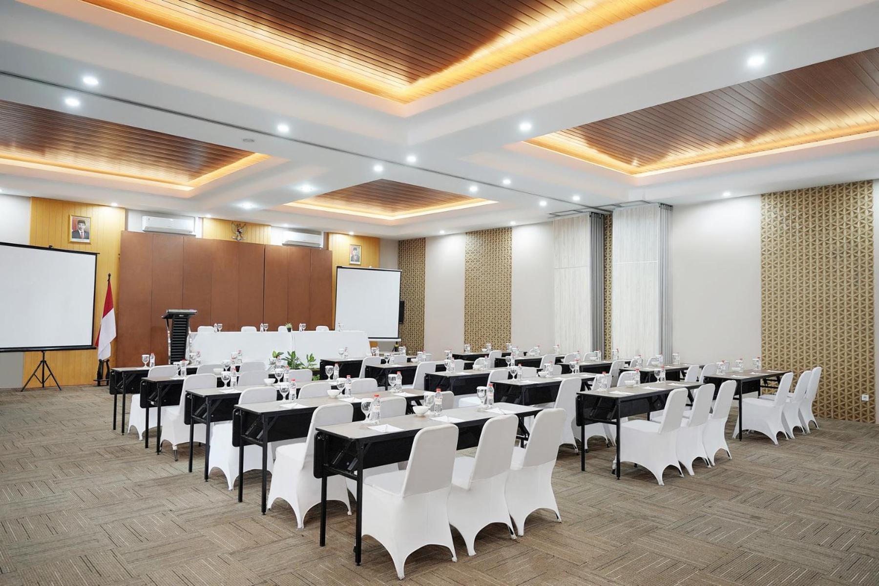 Front One Hotel Sragen Exterior photo